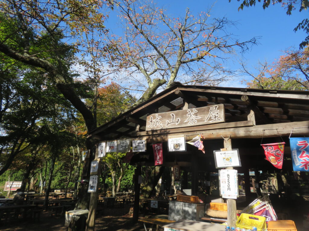早朝の静かな小仏城山