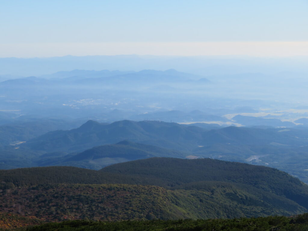朝靄で遠くの山が幻想的