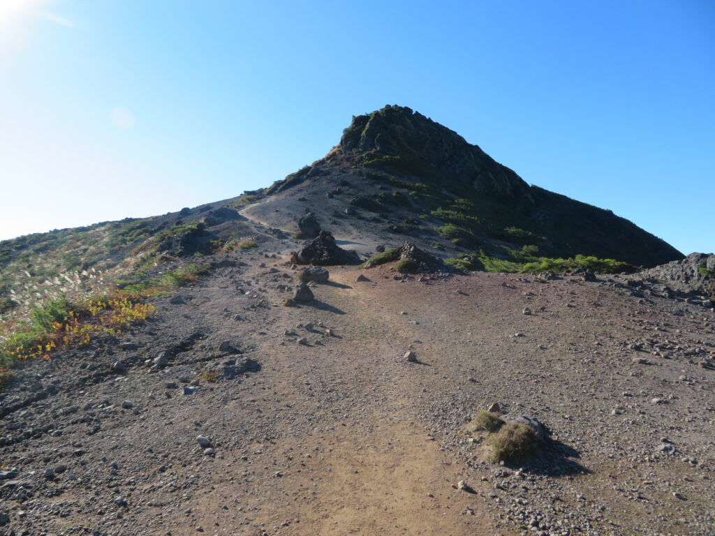 続いて矢筈森へ向かいます
安達太良山を振り返る