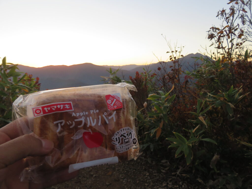 台倉山の山頂で朝食
(ベンチはない)