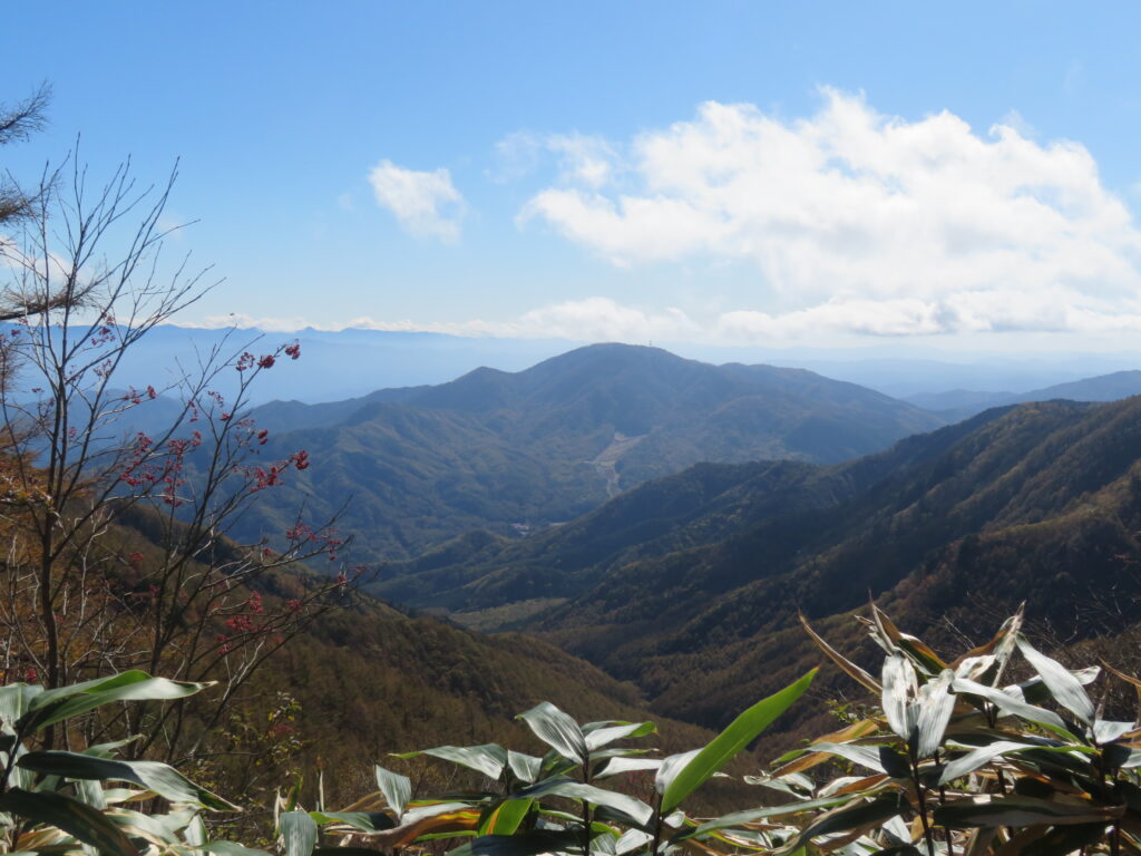 登山口の治部坂高原スキー場とその奥に蛇峠山