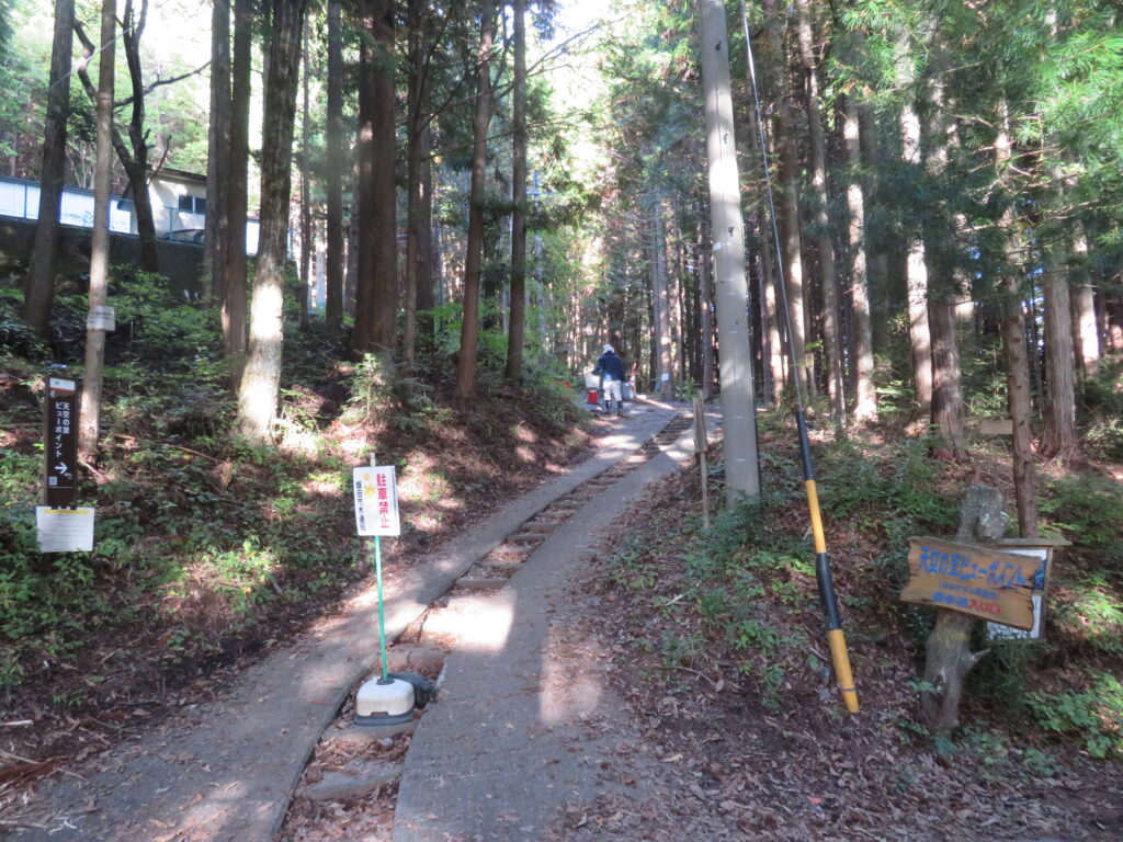 駐車場から坂を少し上っていくと入口があります