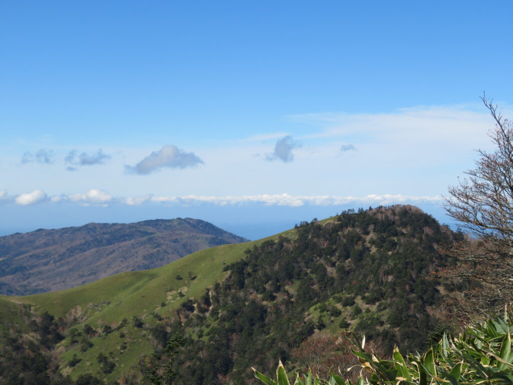 山頂の奥には稜線がまだ続いています
このすっと先には恵那山