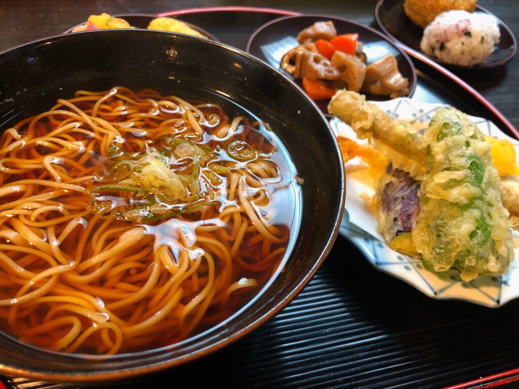 天ぷら蕎麦を注文!
おにぎりや煮物、サラダなどはバイキング
とても美味しかったのでオススメ